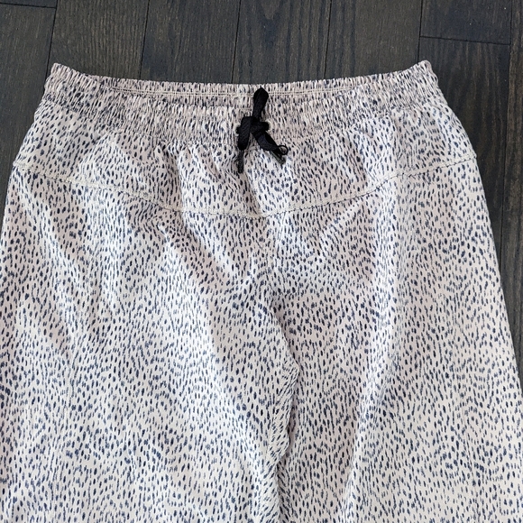 Lululemon Step Lively CropDottie Dash Grain Black - Picture 4 of 10